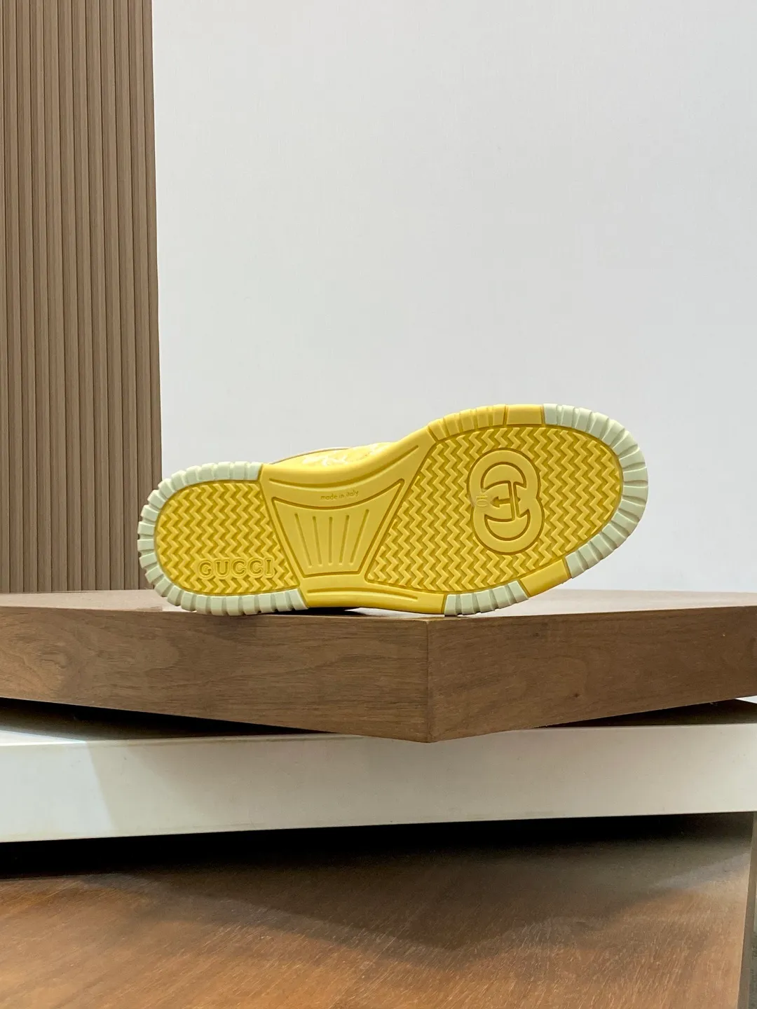 Men's Shoes 💰660 𝐆𝐮𝐜𝐜𝐢 𝐑𝐞-𝐖𝐞𝐛 As the first sneaker created by Sabato De Sarno for Gucci, the Re-Web series reinterprets the brand's classic stripes and sets off the modern silhouette design with bold and unique details. These shoes are crafted from white leather. This new sneaker is ingeniously decorated with many of the brand's classic details, and is equipped with a bright red and green webbing tongue, which will make people fall in love at first sight. White leather treated with a special process for softness and luster, with an embossed grainy texture. Script Gucci logo and interlocking G web label with Interlocking G and script Gucci logo. Rubber outsole with interlocking G detail eyelets. Web tongue. Size: 39-44 (customized for sizes 38 and 45)